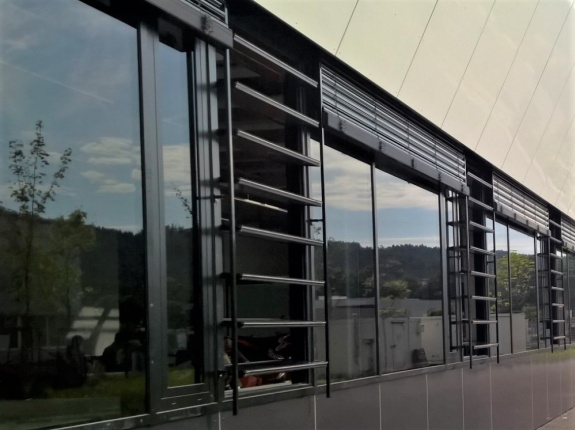 rwa-components Lamellenfenster in eine schwarze Glasfenster-Fassade eingebaut