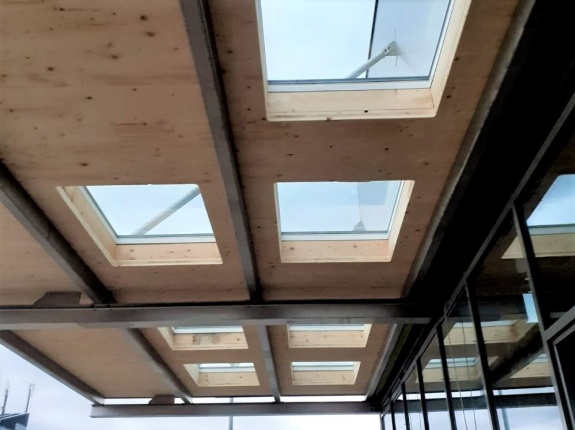rwa-components Lichtband von unten aus der Halle betrachtet spendet viel Tageslicht