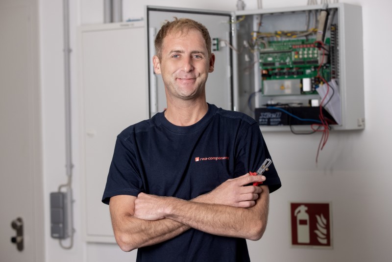 rwa-components Techniker bei der Wartung einer Steuerung einer RWA-Anlage